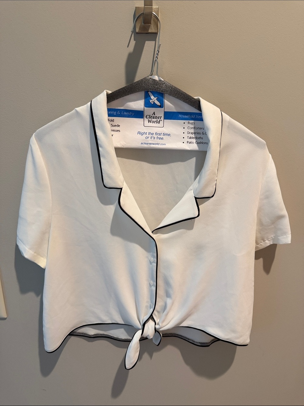 Lush White Short-Sleeve Tie-Front Crop Top with Black Piping